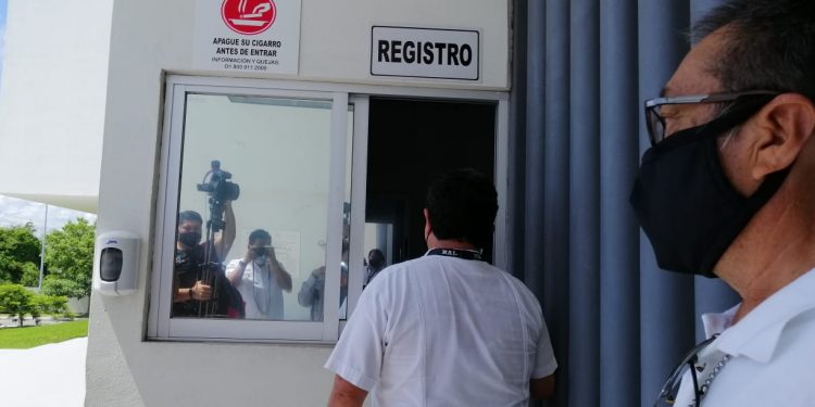 Están sin trabajar desde hace meses y no tienen dinero para alimentar a sus familias / 700 guías de turistas certificados entregaron un oficio a los diputados del Congreso de Yucatán pidiendo ayuda para gestionar préstamos con los que afrontar las necesidades de sus familias / También acudirán a las oficinas de Huacho Díaz