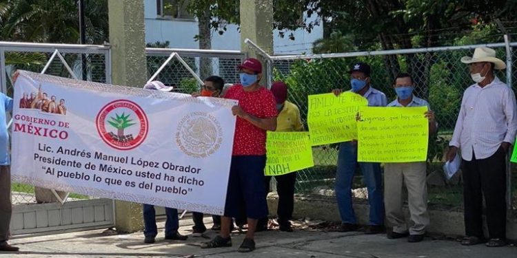 Plantón de ejidatarios de Chablekal frente a delegación del Instituto de Antropología e Historia en Mérida: piden pago por tierras de Dzibilchaltún