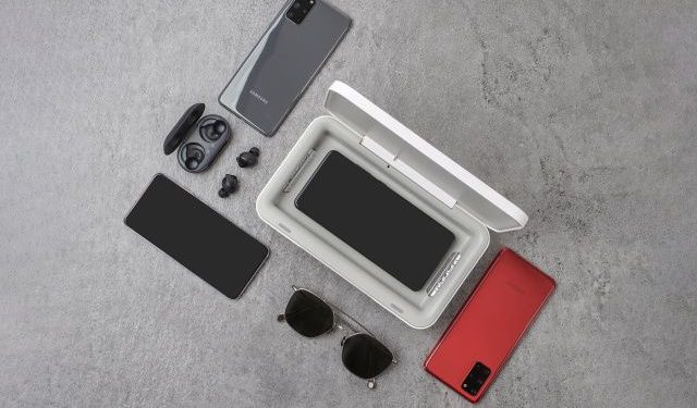 Samsung Electronics presentó el miércoles un esterilizador ultravioleta con carga inalámbrica para dispositivos móviles como teléfonos inteligentes a medida que aumenta la conciencia sobre la higiene en medio de la pandemia COVID-19