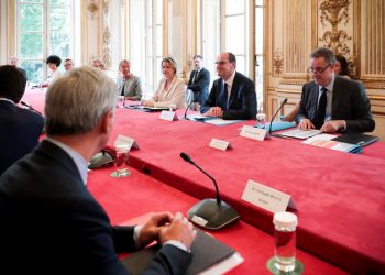 El gobierno francés se decidió a imponer el uso obligatorio de las mascarillas “a partir del lunes” en los lugares públicos cerrados para frenar la epidemia de coronavirus. Así lo anunció este sábado el ministro de Salud francés, Olivier Véran / La gente deberá llevar las mascarillas en bancos, tiendas y mercados cerrados
