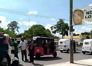 Al grito de no más cuotas, fuera la CTM y no más extorsiones, al menos 200 miembros de varias asociaciones de mototaxistas lanzaron huevazos a dos lonas con el rostro estampado del diputado priista Marcos Rodríguez Ruz