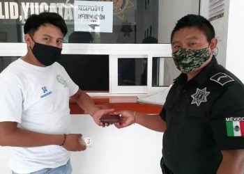 Un policía municipal de Valladolid encontró una cartera sobre la calle 37 de la colonia San Carlos y la llevó a la base de la corporación, para su resguardo en lo que aparecía el dueño, a quien posteriormente le fue entregada