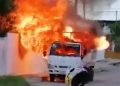 Un camión de la empresa “Z Gas” se incendió por el mal estado de los tanques que transportaba / Uno de los cilindros se incendió y el fuego se propagó rápidamente mientras circulaba por la colonia Nueva Pacabtún / No hubo lesionados