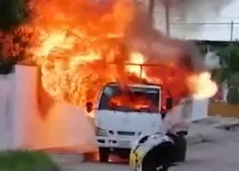 Un camión de la empresa “Z Gas” se incendió por el mal estado de los tanques que transportaba / Uno de los cilindros se incendió y el fuego se propagó rápidamente mientras circulaba por la colonia Nueva Pacabtún / No hubo lesionados