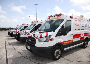 Gobernador Mauricio Vila Dosal entregó 12 nuevas ambulancias equipadas para el traslado de pacientes con Sars Cov 2 a la Secretaría de Seguridad Pública / Cuentan con equipos electromédicos como monitor de signos vitales, desfibrilador, ventilador volumétrico y succionador portátil, así como con cápsula especial