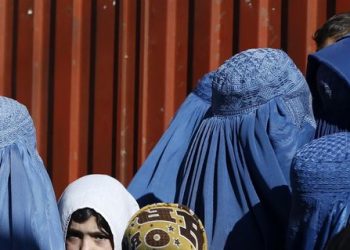 Cada año millones de niñas son sometidas de forma rutinaria a prácticas que les perjudican tanto física como emocionalmente con el pleno conocimiento y consentimiento de sus familias, amigos y comunidades: “desde el planchado de los senos hasta la prueba de virginidad”