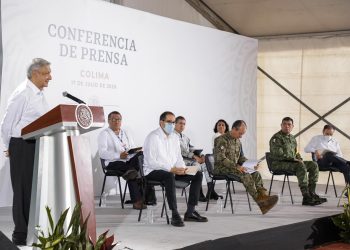 El presidente Andrés Manuel López Obrador anunció que la vigilancia y administración de las aduanas terrestres y marítimas, así como de los puertos, estará a cargo de elementos de la Secretaría de la Defensa Nacional y de la Secretaría de Marina