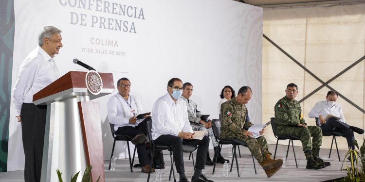 El presidente Andrés Manuel López Obrador anunció que la vigilancia y administración de las aduanas terrestres y marítimas, así como de los puertos, estará a cargo de elementos de la Secretaría de la Defensa Nacional y de la Secretaría de Marina