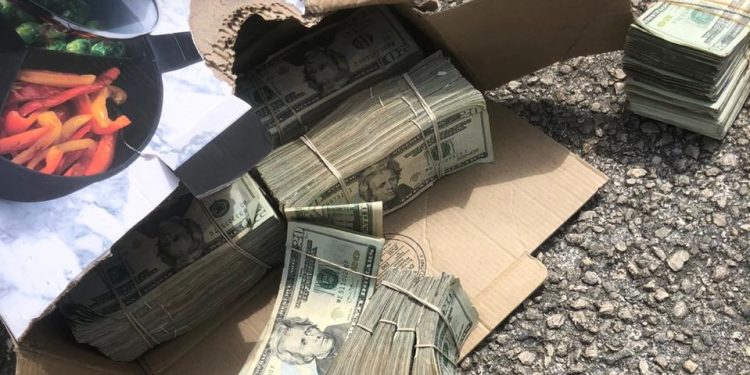 Ejército Mexicano aseguró 300 mil dólares estadounidenses en Quintana Roo: delincuentes los arrojaron del auto en Chetumal al intentar darse a la fuga, informó la Sedena