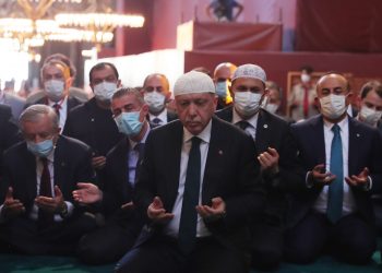 Luego de que el presidente turco, Recep Tayyip Erdogan, ordenara reconvertir en mezquita la antigua basílica bizantina de Santa Sofía, este viernes se llevaron a cabo los primeros rezos musulmanes dentro del recinto en más de 80 años / En Grecia, las campanadas de las iglesias doblaron en son de luto