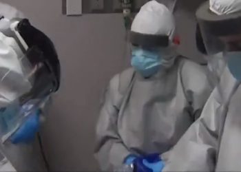 Los hospitales de Houston, Texas, se han visto obligados a tratar a cientos de pacientes con COVID-19 en sus salas de emergencia / Los 12 hospitales más activos de la región le dicen cada vez más a los servicios de emergencia que no pueden aceptar pacientes nuevos de manera segura