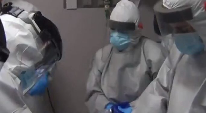 Los hospitales de Houston, Texas, se han visto obligados a tratar a cientos de pacientes con COVID-19 en sus salas de emergencia / Los 12 hospitales más activos de la región le dicen cada vez más a los servicios de emergencia que no pueden aceptar pacientes nuevos de manera segura