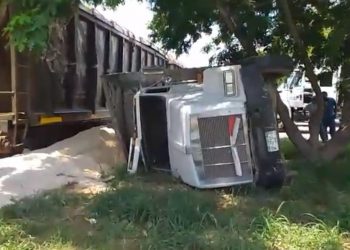 Foto Noticia / Choca tren contra volquete en el periférico y bloquean el tráfico / Evite la zona, hay un enorme congestionamiento vial por la imposibilidad de circular