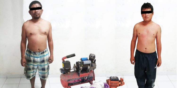 Policías municipales de Valladolid sorprendieron a dos cacos con las manos en la masa: huían con el botín en la colonia Fernando Novelo pero fueron detenidos y puestos a disposición de la autoridad con lo robado