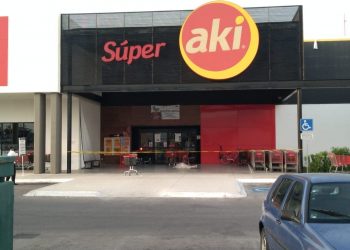 Ante la sorpresa y el susto de las personas que ingresaban a un supermercado AKI en Mérida, un cliente que iba a entrar repentinamente se desplomó y quedó tendido justo en la puerta, a unos pocos centímetros del ingreso / Fue posteriormente reportado muerto, al parecer de COVID19
