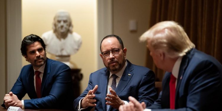El presidente de Estados Unidos, Donald Trump y el actor y productor mexicano, Eduardo Verástegui, conocido “líder Provida” se reunieron en la Casa Blanca / Verástegui es fundador del Movimiento Viva México