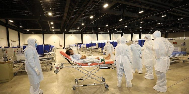 Hospital temporal en el Centro de Convenciones Siglo XXI de Mérida recibió sus primeros pacientes de los hospitales HRAEPY y el O’Horán /  Recibió a sus dos primeros pacientes