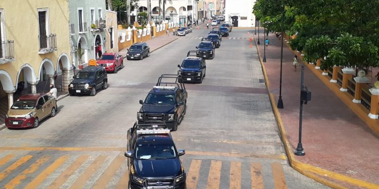 Autoridades del Ayuntamiento de Valladolid, a través de la Dirección de Seguridad Pública Municipal en coordinación con la Policía Estatal, rindieron homenaje al comandante Federico A. Cuesy Adrián, quien falleció enfermo de coronavirus y se desempeñaba como director de la Policía Municipal de Umán