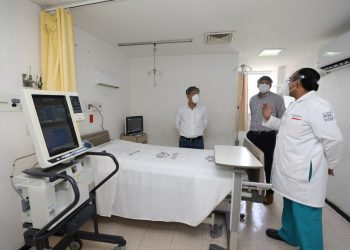 Gobernador Mauricio Vila Dosal visita el piso 2 del Hospital Regional Mérida del Issste del Gobierno federal y comprobó que existen camas sin ser ocupadas hasta el momento ya que la ocupación está al 45%, señalaron