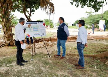 El alcalde Renán Barrera supervisó la rehabilitación del parque “La Joya”, ubicado en la calle 36 con 95 del fraccionamiento Paseos de Opichén, donde se realizan obras de remodelación bajo el esquema de “Diseño Participativo de Espacios Públicos”
