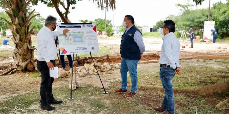 El alcalde Renán Barrera supervisó la rehabilitación del parque “La Joya”, ubicado en la calle 36 con 95 del fraccionamiento Paseos de Opichén, donde se realizan obras de remodelación bajo el esquema de “Diseño Participativo de Espacios Públicos”