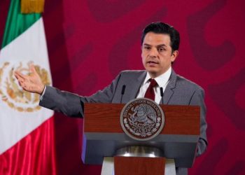 IMSS informó que tras concluir una gira de trabajo en el Estado Chiapas, el titular Zoé Robledo, sufrió un accidente automovilístico en el Libramiento Sur Federal de Tuxtla Gutiérrez / También sus acompañantes sufrieron diversas fracturas y se encuentran en revisión médica