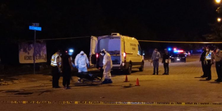 Conductor atropella y mata a peatón en crucero de Altabrisa y se da a la fuga / Fiscalía General del Estado, Semefo y Secretaría de Seguridad Pública investigan en la escena