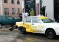Por choque entre un taxi y auto particular, un vehículo rompió la puerta de cristal del restaurante la “Chaya Maya”, ubicado en el centro de Mérida, en la calle 62, provocando tremendo susto entre los comensales y trabajadores que a esa hora se encontraban en dicho local