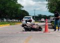 Fallece motociclista en choque en el entronque al municipio de Conkal en la carretera a Motul / Un conductor se pasó el alto con su auto: del golpe le arrancó la llanta delantera a la moto