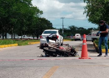Fallece motociclista en choque en el entronque al municipio de Conkal en la carretera a Motul / Un conductor se pasó el alto con su auto: del golpe le arrancó la llanta delantera a la moto