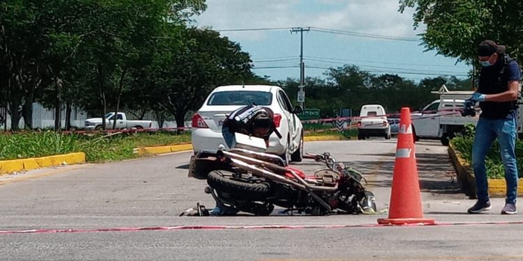 Fallece motociclista en choque en el entronque al municipio de Conkal en la carretera a Motul / Un conductor se pasó el alto con su auto: del golpe le arrancó la llanta delantera a la moto