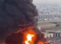 Un incendio de grandes proporciones en un mercado de Ajman, Emiratos Árabes Unidos, provocó que se evacuara a las personas que estaban presentes en el sitio este miércoles / Los bomberos han controlado el siniestro y no se reportan víctimas, de acuerdo con diversos medios
