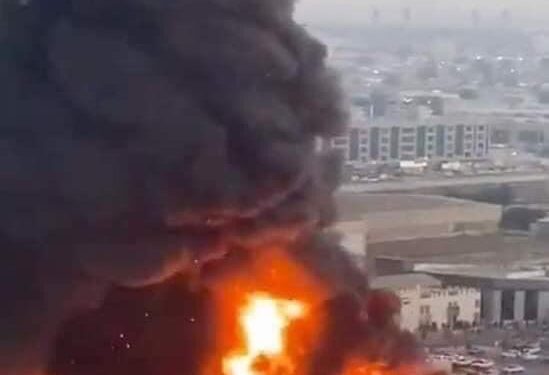 Un incendio de grandes proporciones en un mercado de Ajman, Emiratos Árabes Unidos, provocó que se evacuara a las personas que estaban presentes en el sitio este miércoles / Los bomberos han controlado el siniestro y no se reportan víctimas, de acuerdo con diversos medios