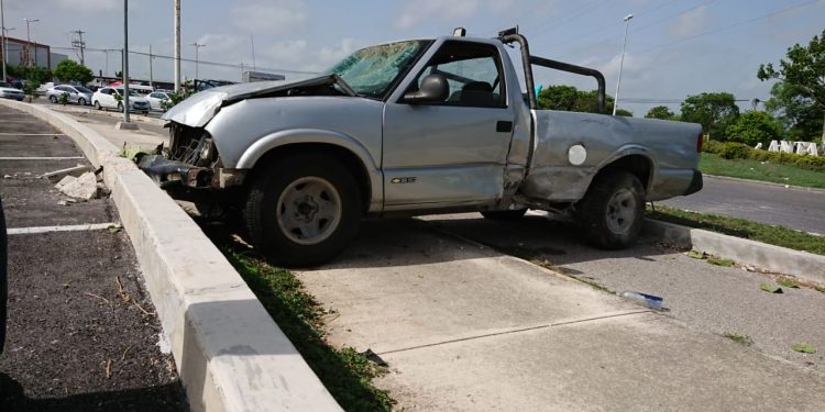 A toda velocidad atravesó una glorieta en ciudad Caucel / Un conductor, al parecer drogado o borracho abordo de una camioneta con placas de Chiapas, atropelló con su camioneta a una persona en Gran Santa Fe