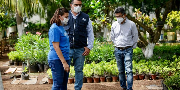 El vivero municipal, pieza clave para el cuidado y fomento de los recursos naturales del municipio, afirma el alcalde Renán Barrera / El concejal visitó las instalaciones y entregó un vehículo para traslado del personal