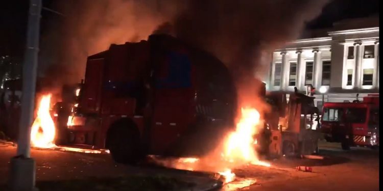 Al menos dos personas murieron por disparos realizados durante las manifestaciones contra la violencia policial en la ciudad estadounidense de Kenosha, en Wisconsin