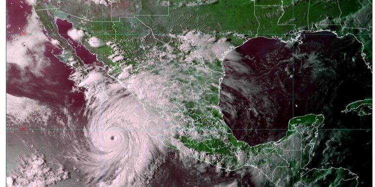 Genevieve, huracán categoría 3, generará lluvias intensas en Baja California Sur, Colima, Jalisco, Michoacán, Nayarit y Sinaloa / Onda tropical generará lluvias muy fuertes en Campeche, Chiapas y Oaxaca, y fuertes en Quintana Roo, Tabasco, Veracruz y Yucatán