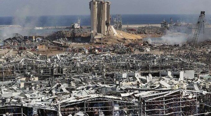 “La causa de la explosión aún no ha sido determinada ya que existe la probabilidad de la intromisión de fuerzas externas mediante el uso de un misil o una bomba, u otros medios” dijo Michel Aoun, presidente del Líbano, quien así explica ahora el brutal estallido de hace unos días que destruyó al puerto libanés de Beirut
