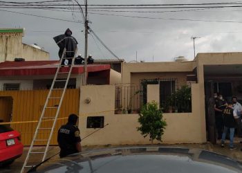 Una joven pareja fue hallada esta tarde sin vida en un domicilio de la colonia Residencial Pensiones; ambos cuerpos presentaban heridas de bala y presumiblemente fue el hombre quien dio muerte a su novia / Después se suicidó, aparentemente, dice la SSP