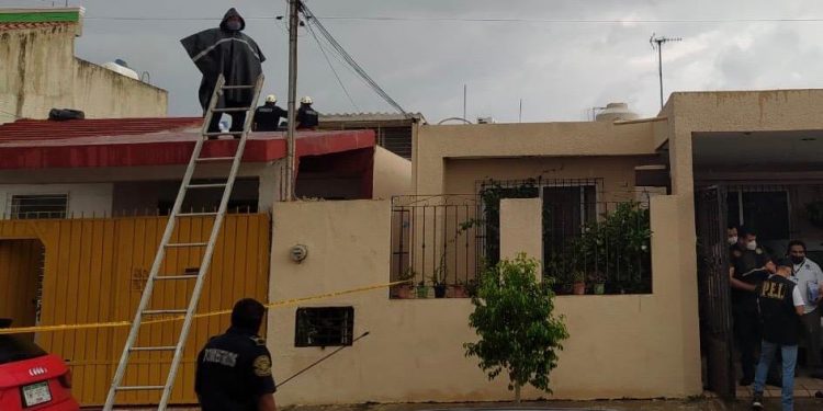 Una joven pareja fue hallada esta tarde sin vida en un domicilio de la colonia Residencial Pensiones; ambos cuerpos presentaban heridas de bala y presumiblemente fue el hombre quien dio muerte a su novia / Después se suicidó, aparentemente, dice la SSP