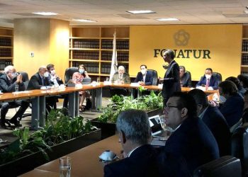 Gobernador Mauricio Vila Dosal revisó avances del proyecto del Tren Maya con funcionarios del gobierno de México y el gobernador Carlos Joaquín González, durante encuentro con el titular de la Secretaría de Comunicaciones y Transportes