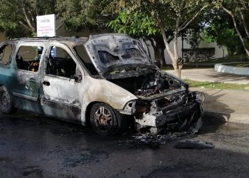 Una camioneta se incendió en Montes de Amé / La conductora, al parecer una enfermera por la forma en que vestía, transitaba sobre la calle 48 con la 71 cuando comenzó a fallar su camioneta / Al estacionarse empezó a salir humo del vehículo