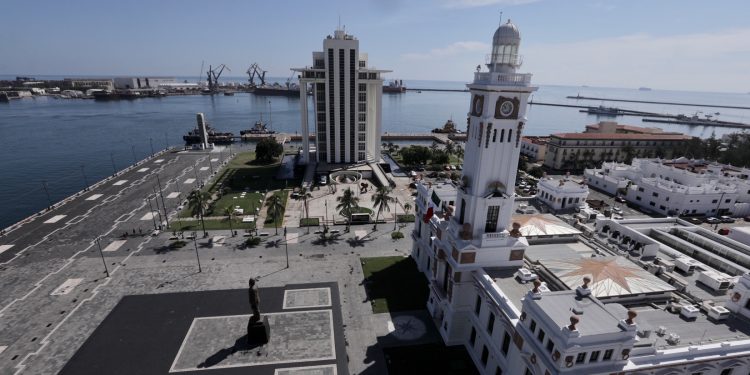 El presidente Andrés Manuel López Obrador anunció que el gobierno federal actuará legalmente para revocar la concesión del Puerto de Veracruz por un siglo, hasta el año 2094, entregada por EPN