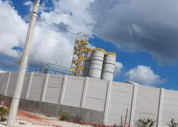 Alarifes de Cementos Fortaleza son despedidos, por tener COVID19 / Los encargados de la obra, ubicada en el Polígono Industrial de Progreso, hacen caso omiso a las recomendaciones del sector salud