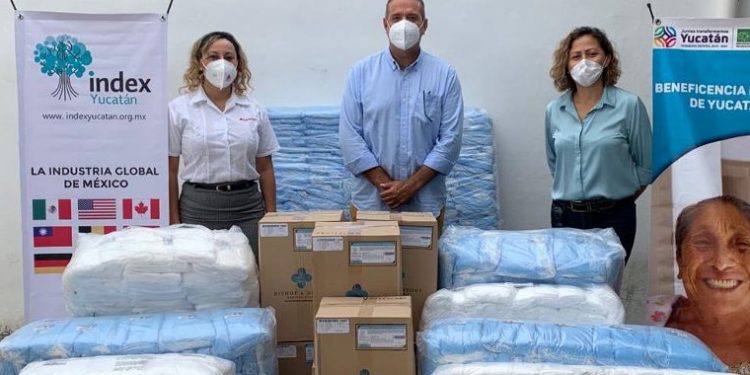 La industria manufacturera de exportación, a través de Index-Yucatán, realizó el pasado viernes la donación de un total de 110,000 cubrebocas al gobierno de Yucatán, esto como apoyo a la labor que realizan las y los trabajadores del sector salud en su lucha contra el COVID19