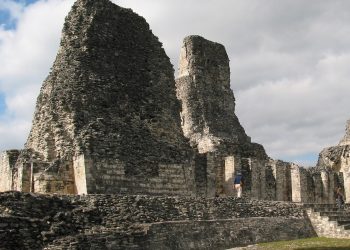 Campeche reinicia la reapertura gradual de zonas arqueológicas en México / Habrá reapertura de forma escalonada / Se han instalado módulos de desinfección y se invita al público a que, además de cubrebocas obligatorio, lleve su propio gel antibacterial y careta