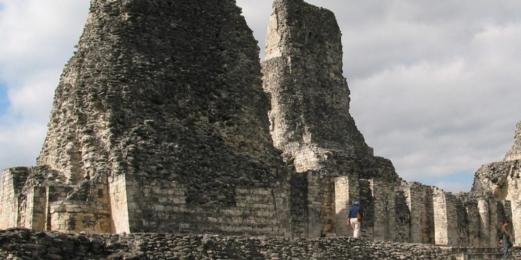 Campeche reinicia la reapertura gradual de zonas arqueológicas en México / Habrá reapertura de forma escalonada / Se han instalado módulos de desinfección y se invita al público a que, además de cubrebocas obligatorio, lleve su propio gel antibacterial y careta