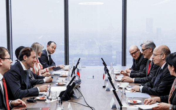 El Ministro de Comercio de Rusia aseguró el lunes que su país pronto podrá producir cientos de miles de dosis de vacunas por mes contra el coronavirus y “varios millones” de dosis al inicio del próximo año