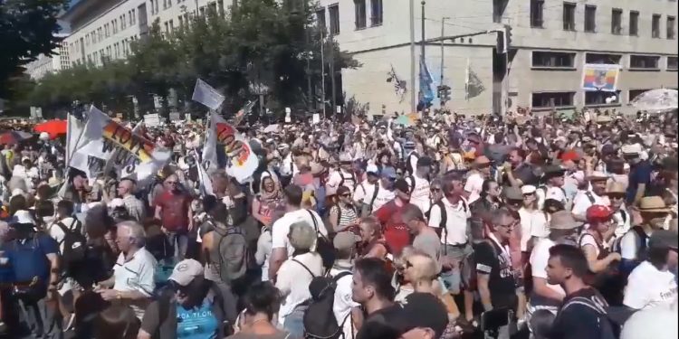 Negacionistas, ultraderechistas y críticos de la canciller Ángela Merkel realizaron una multitudinaria manifestación sin mascarillas en Berlín contra las medidas para limitar la expansión de la pandemia en medio de nuevos fuertes rebrotes en Alemania