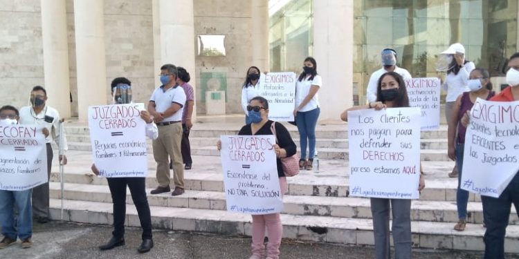Cerca de 30 abogados encabezaron en una protesta en el Tribunal Superior de Justicia del Poder Judicial del Estado para exigir la inmediata reanudación de las actividades, las cuales fueron suspendidas con la justificación del COVID19